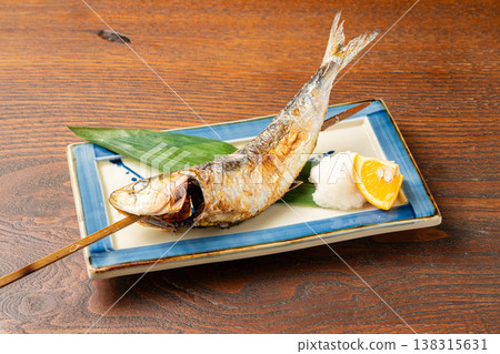 Primitive-style grilled sardines: A fragrant fish dish grilled over charcoal. 138315631