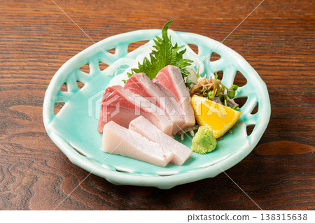 黃尾魚刺身:一道經典的日本料理,選用新鮮的黃尾魚製成。 黃尾魚刺身:一道經典的日本料理,選用新鮮的黃尾魚製成。 138315638