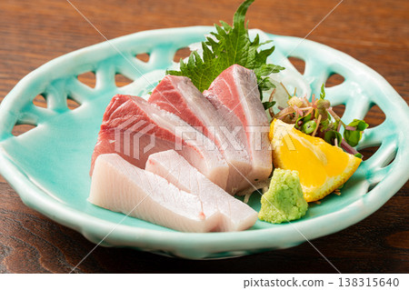 黃尾魚刺身：一道經典的日本料理，選用新鮮的黃尾魚製成。 138315640