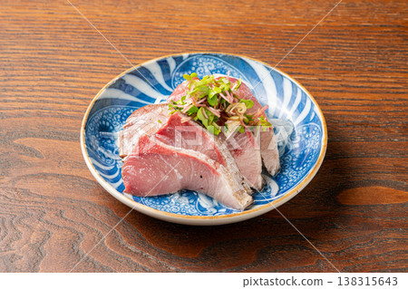 香煎黃尾魚配稻草：一道香氣撲鼻的稻草烤海鮮料理。 138315643