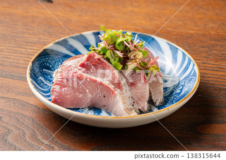 香煎黃尾魚配稻草：一道香氣撲鼻的稻草烤海鮮料理。 138315644