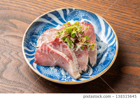 香煎黃尾魚配稻草：一道香氣撲鼻的稻草烤海鮮料理。 138315645