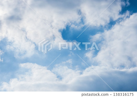 冬日山巔的天空：藍天透過雲層縫隙若隱若現 01 138316175