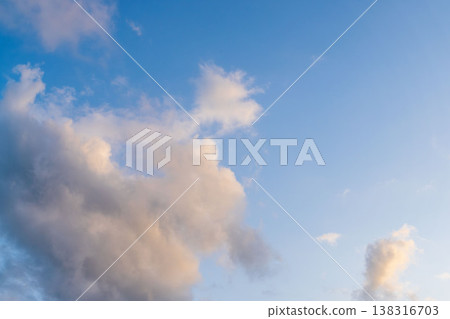 冬日黃昏,藍天白雲閃閃發光 44 冬日黃昏,藍天白雲閃閃發光 44 138316703