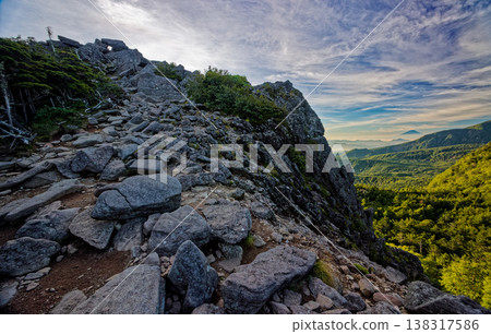 Morning view of the rocky peaks of Nyū in the northern Yatsugatake Mountains and Mount Fuji. 138317586
