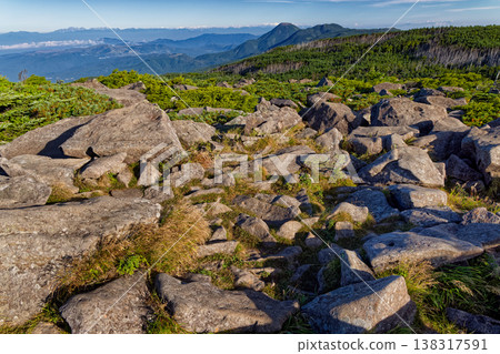 從八岳北部的中山眺望立科山和北阿爾卑斯山脈。 138317591