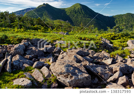 從八岳北部的中山展望台眺望天狗山的夏季景色。 138317593