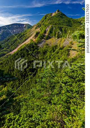 從八岳北部的中山峠附近可以看到東天閣和魚尾岳。 138317600