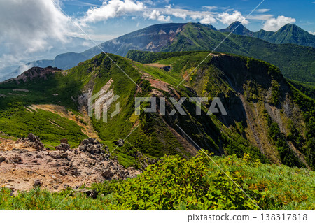 從北八嶽山脈的西天狗山眺望根石山和南八嶽山脈的主峰。 138317818