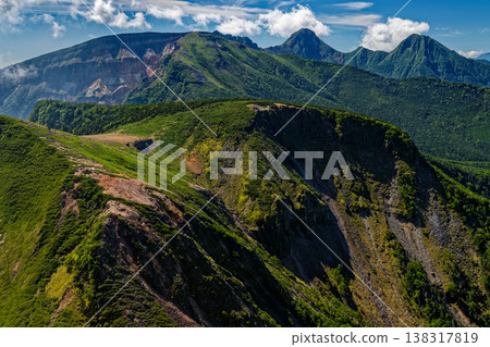 從北八嶽山脈的西天閣岳眺望箕保裡岳和南八嶽山脈的主峰。 從北八嶽山脈的西天閣岳眺望箕保裡岳和南八嶽山脈的主峰。 138317819