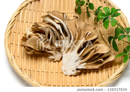 白色背景上擺放著竹籃的舞茸菇。 138317834