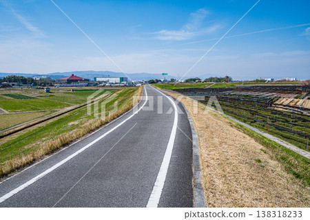 木津川左岸堤壩上的自行車道:京都府八幡市桂名和自行車道 木津川左岸堤壩上的自行車道:京都府八幡市桂名和自行車道 138318233