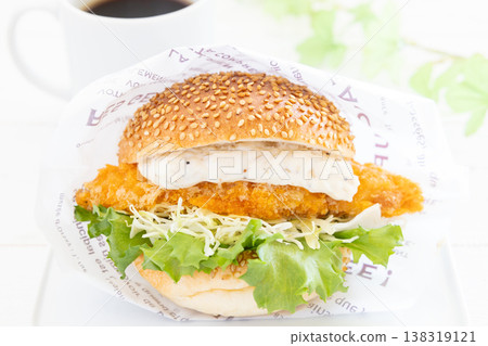 美味的韃靼魚三明治和咖啡 138319121