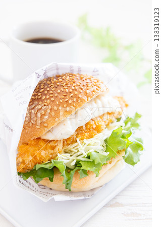 美味的韃靼魚三明治和咖啡 138319123