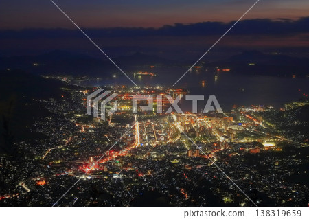 [廣島縣] 從灰峰展望台看到的吳市夜景（中國、四國三大夜景之一） 138319659