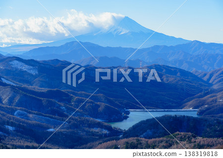 初冬時節從大菩薩山眺望富士山:日本百嶽之一的富士山,景色壯麗。 初冬時節從大菩薩山眺望富士山:日本百嶽之一的富士山,景色壯麗。 138319818