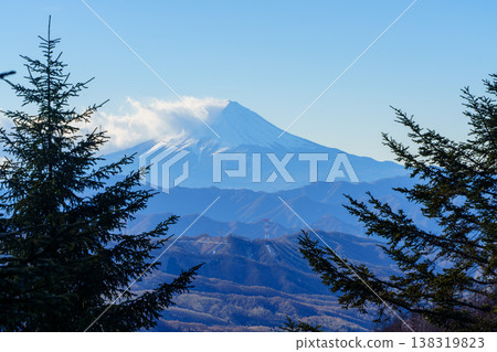 初冬時節從大菩薩山眺望富士山:日本百嶽之一的富士山,景色壯麗。 初冬時節從大菩薩山眺望富士山:日本百嶽之一的富士山,景色壯麗。 138319823