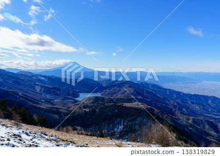 初冬時節從大菩薩山眺望富士山：日本百嶽之一的富士山，景色壯麗。 138319829