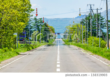 北海道的夏天：一條長長的公路綿延至視線盡頭（圖） 138319903