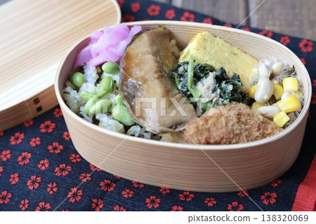 日式便當盒,內含照燒黃尾魚、毛豆及鹹海帶飯。 日式便當盒,內含照燒黃尾魚、毛豆及鹹海帶飯。 138320069
