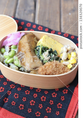 日式便當盒，內含照燒黃尾魚、毛豆及鹹海帶飯。 138320070