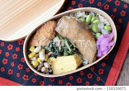 日式便當盒，內含照燒黃尾魚、毛豆及鹹海帶飯。 138320071