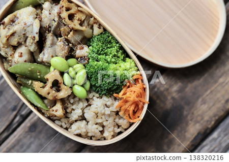 一份健康的便當盒，裡面有芥末雞肉和大量蔬菜，熱量低於500卡路里。 138320216