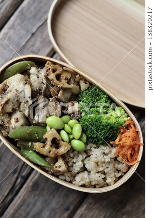 一份健康的便當盒,裡面有芥末雞肉和大量蔬菜,熱量低於500卡路里。 一份健康的便當盒,裡面有芥末雞肉和大量蔬菜,熱量低於500卡路里。 138320217
