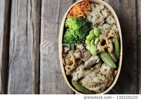 一份健康的便當盒,裡面有芥末雞肉和大量蔬菜,熱量低於500卡路里。 一份健康的便當盒,裡面有芥末雞肉和大量蔬菜,熱量低於500卡路里。 138320220