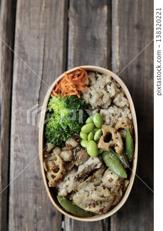 一份健康的便當盒,裡面有芥末雞肉和大量蔬菜,熱量低於500卡路里。 一份健康的便當盒,裡面有芥末雞肉和大量蔬菜,熱量低於500卡路里。 138320221