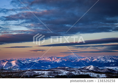 從馬修第一展望台看到的雪山沐浴在晨光中的壯麗景色。 138320258