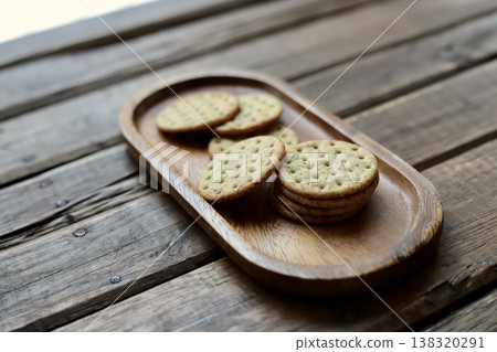 Crackers made with nutrient-rich wheat germ Crackers made with nutrient-rich wheat germ 138320291