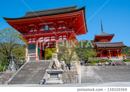 清水寺鮮紅的仁王門 清水寺鮮紅的仁王門 138320369