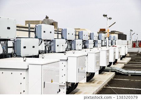 屋頂電源調節器和太陽能發電系統現在是強制性的。 屋頂電源調節器和太陽能發電系統現在是強制性的。 138320379