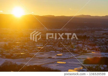 夕陽西下,白雪皚皚的小鎮景色:日本冬季鄉村風光 夕陽西下,白雪皚皚的小鎮景色:日本冬季鄉村風光 138320599