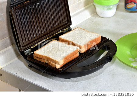 Sandwich maker for making hot sandwiches. Sandwich maker for making hot sandwiches. 138321030