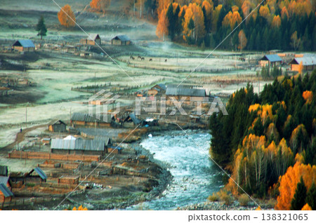 The village of Kabuki and its river shrouded in morning mist, and the scenery of the autumn forest. The village of Kabuki and its river shrouded in morning mist, and the scenery of the autumn forest. 138321065