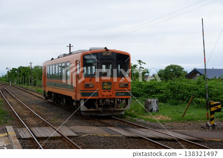 A Tsugaru 21 series diesel railcar entering Kanagi Station. 138321497