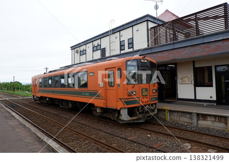 一輛津輕21系列柴油動車組停靠在金木站。 一輛津輕21系列柴油動車組停靠在金木站。 138321499
