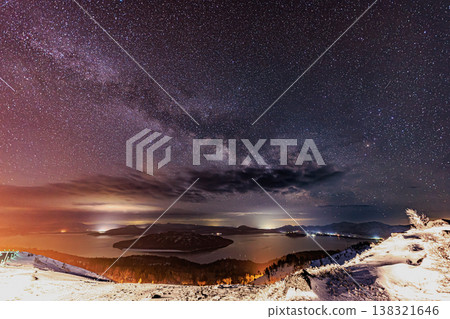 A breathtaking night view from Bihoro Pass in Hokkaido, overlooking the Milky Way and Lake Kussharo. 138321646