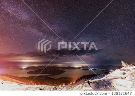 The night sky of Bihoro Pass, where snowfields and the Milky Way intertwine, is a magnificent sight in Hokkaido. 138321647