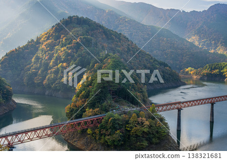 靜岡縣川根本町奧尾井城站的秋景 靜岡縣川根本町奧尾井城站的秋景 138321681