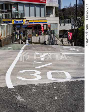 [30 區] 的道路標記，已採取社區道路措施的區域的入口 138322753