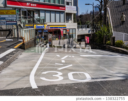 [30 區] 的道路標記，已採取社區道路措施的區域的入口 138322755