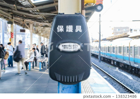 火車站台上的防護設備 138323486