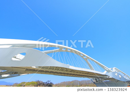橫跨愛知縣豐田市矢作川的豐田大橋 橫跨愛知縣豐田市矢作川的豐田大橋 138323924