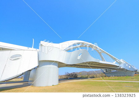 橫跨愛知縣豐田市矢作川的豐田大橋 橫跨愛知縣豐田市矢作川的豐田大橋 138323925