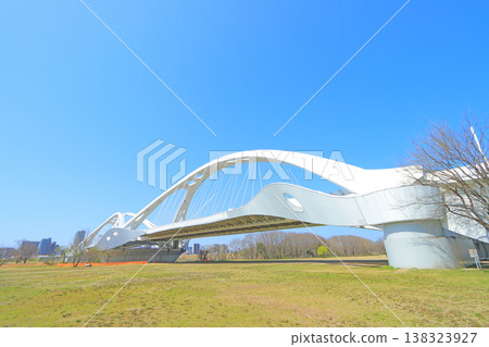橫跨愛知縣豐田市矢作川的豐田大橋 138323927