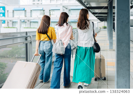 Three women at the airport heading off on an overseas trip. (Photography cooperation: Kansai International Airport (KIX)) Three women at the airport heading off on an overseas trip. (Photography cooperation: Kansai International Airport (KIX)) 138324063