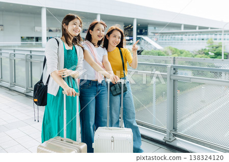 Three women at the airport heading off on an overseas trip. (Photography cooperation: Kansai International Airport (KIX)) Three women at the airport heading off on an overseas trip. (Photography cooperation: Kansai International Airport (KIX)) 138324120